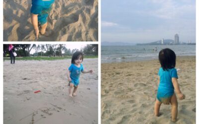 Alif dan Azri bercanda di pasiran pantai gituu..