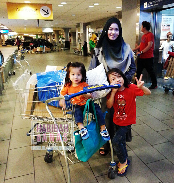 posing kat tempat letak kereta ikea